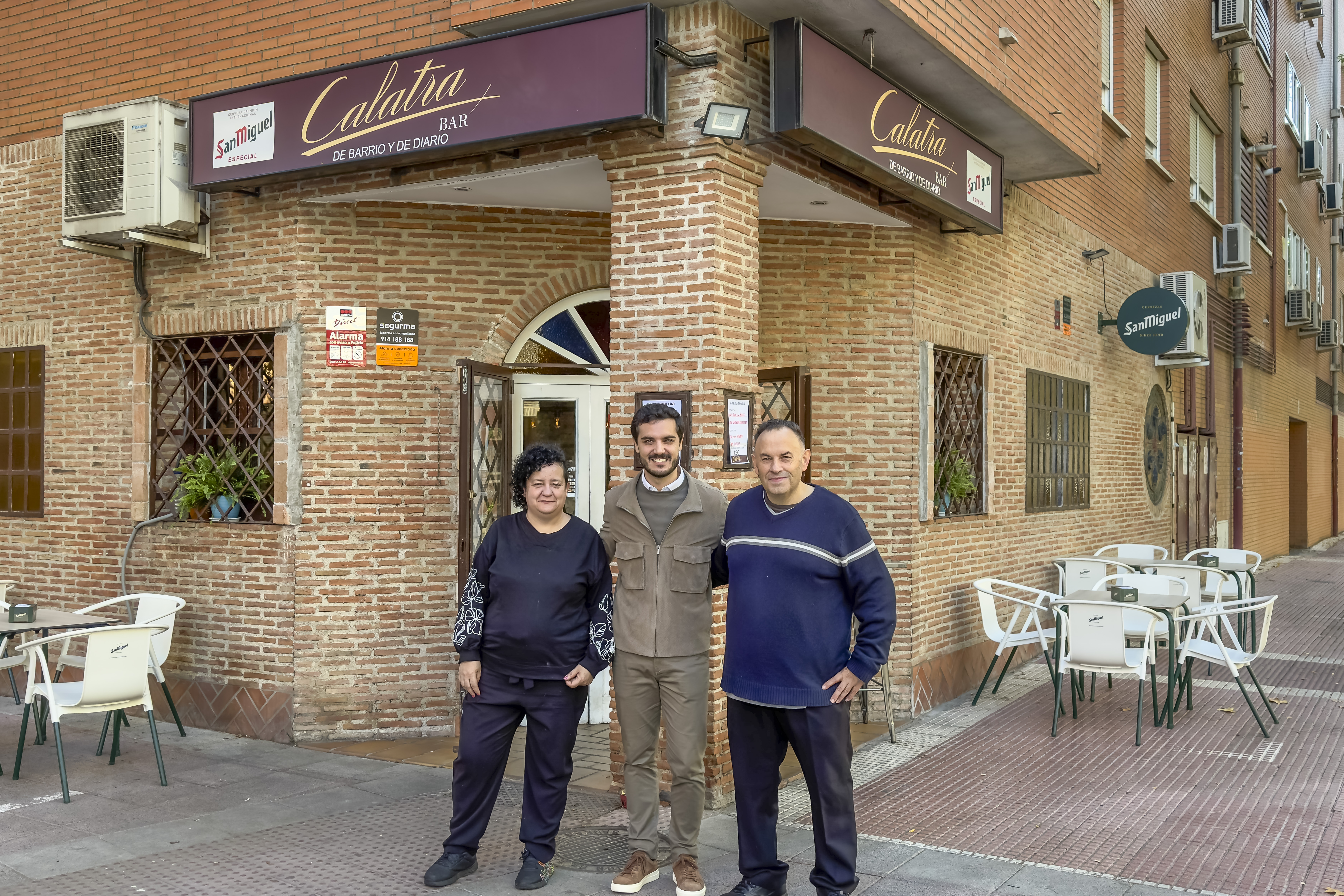 El alcalde, Alejandro Navarro, visitando el Bar Calatra, junto a sus gerentes, Miguel y Charo