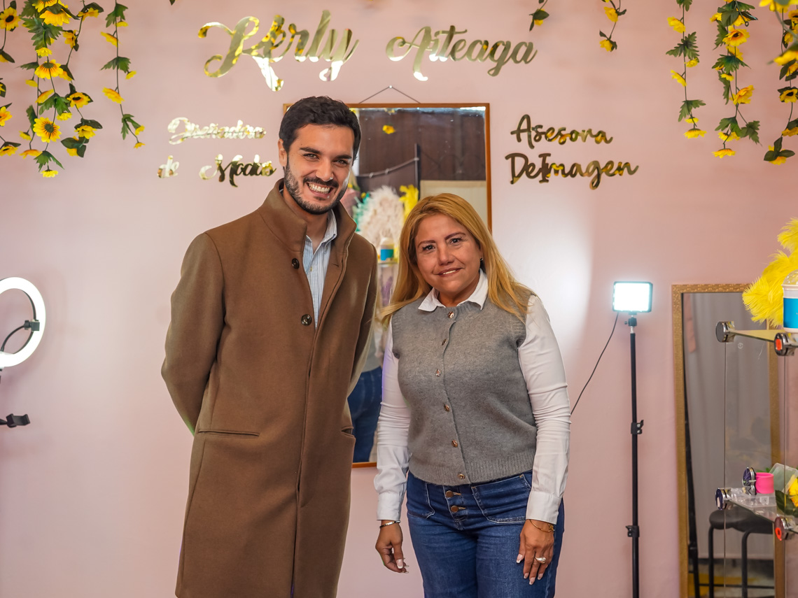 El alcalde, Alejandro Navarro Prieto, visitando Kerly Arteaga junto a su propietaria, Kerly Kativi Galarza