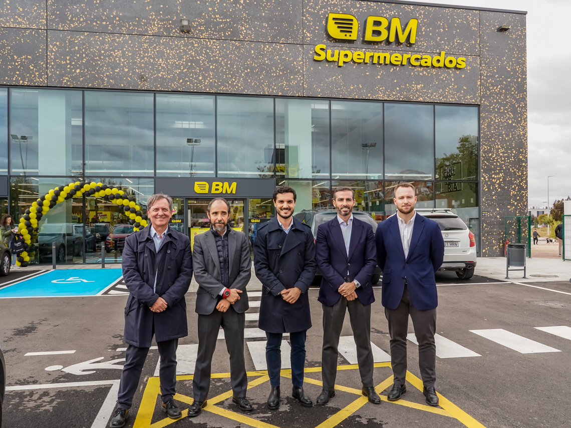 El alcalde, Alejandro Navarro Prieto, y el concejal de Urbanismo, Vivienda y Juventud, Víctor Miranda, acompañados por el director de BM Supermercados Zona Centro, Jose Mendieta; el director de Expansión de BM Supermercados, Álvaro Unamuno, y el jefe de Gestión de BM Supermercados, Francisco Ruíz, en la inauguración de BM Supermercados