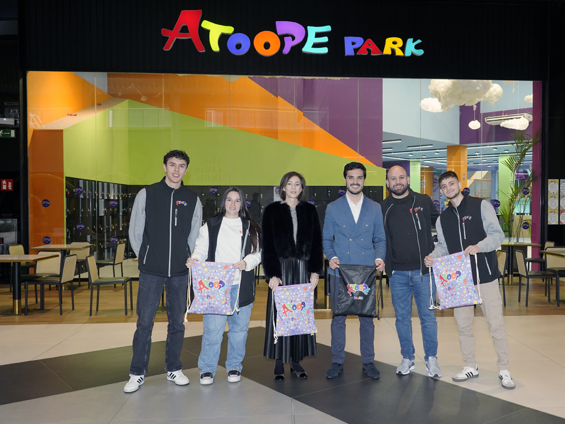 El alcalde, Alejandro Navarro, en Atoope Park Torrejón junto a su gerente, Sebastián Carreras Vidal, la coordinadora jefa, Patricia Moras y los coordinadores del equipo de monitores, Antonio González y Sergio Montero