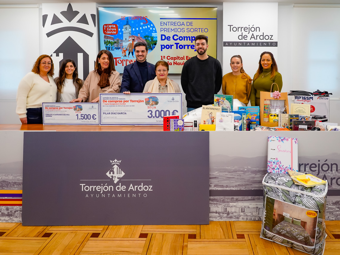 El alcalde, Alejandro Navarro Prieto, la secretaria general de UNICEM, Carolina Santana, Vanesa Calvo, de la Asociación de Comerciantes de la Zona Centro, Tania Hernández y Beatriz Martín, de la Asociación EMMU, con los ganadores del concurso “De compras por Torrejón en las Mágicas Navidades” 
