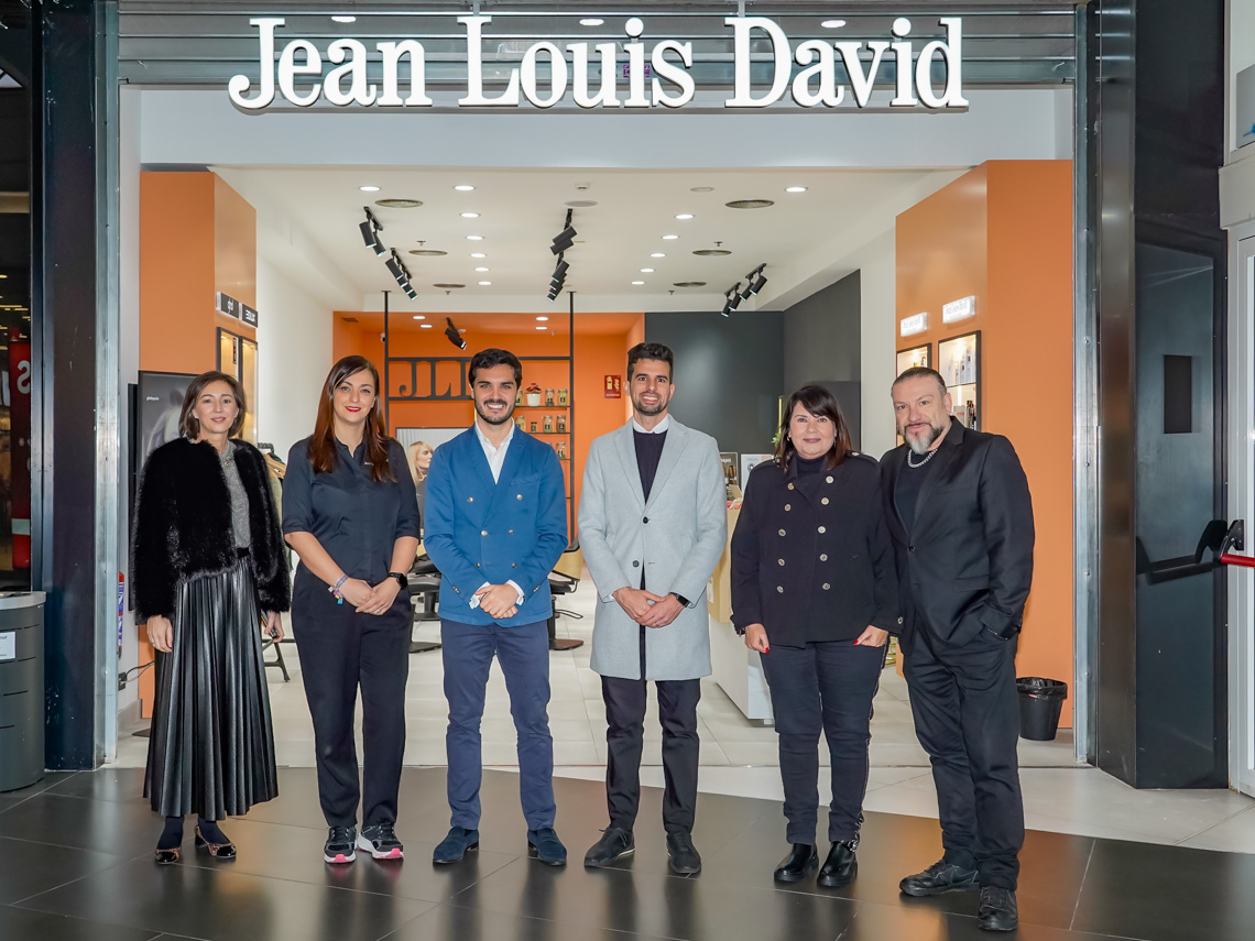 El alcalde, Alejandro Navarro, visitando la peluquería Jean Louis David junto a su gerente, Julián Saa, la manager, Ana García, el representante de la marca, Fernando Escaño y dos de sus trabajadores 