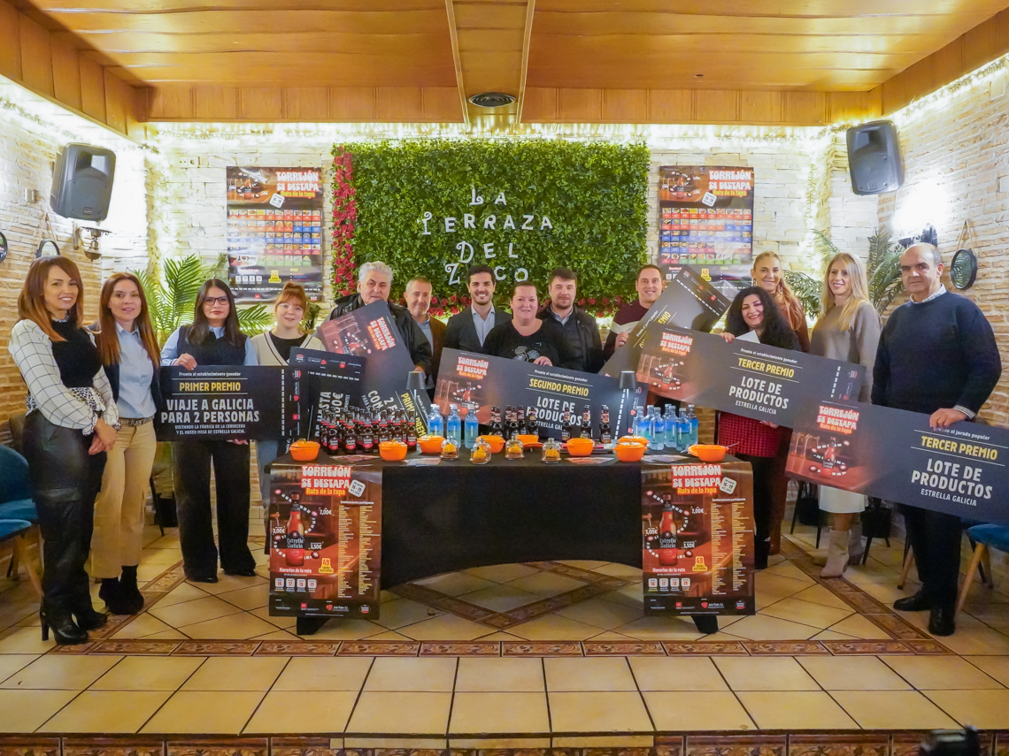 El alcalde, Alejandro Navarro Prieto, con los ganadores y patrocinadores de la XVI Edición de la Ruta de la Tapa “Torrejón se desTapa”