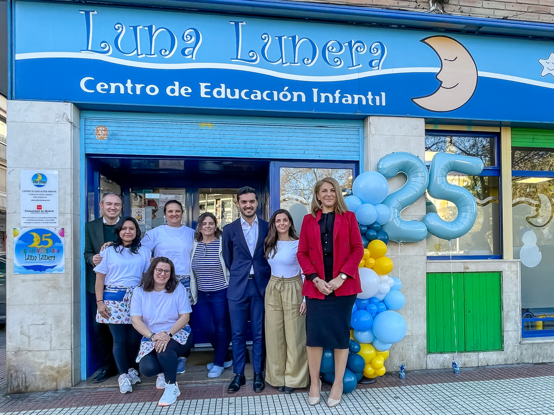 La Escuela Infantil Luna Lunera cumple 25 años de vida en Torrejón de Ardoz. El alcalde, Alejandro Navarro, visitó junto a sus gerentes, Ana y Tania Herández, sus instalaciones, situadas en la avenida de la Constitución, esquina con calle Alicante y que han creado 6 puestos de trabajo. Con esta visita, el regidor torrejonero, que decidió asumir directamente las competencias de Desarrollo Económico y Empleo al ser una de las principales prioridades del Gobierno local, pone de relieve el apoyo institucional c