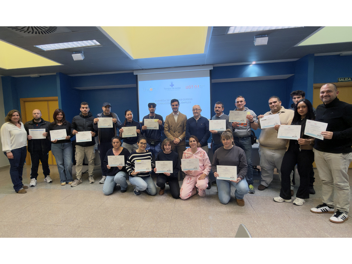 El alcalde, Alejandro Navarro, con los alumnos que han superado con éxito los cursos de “Operador de carretillas elevadoras” e “Introducción al diseño gráfico con software libre” 