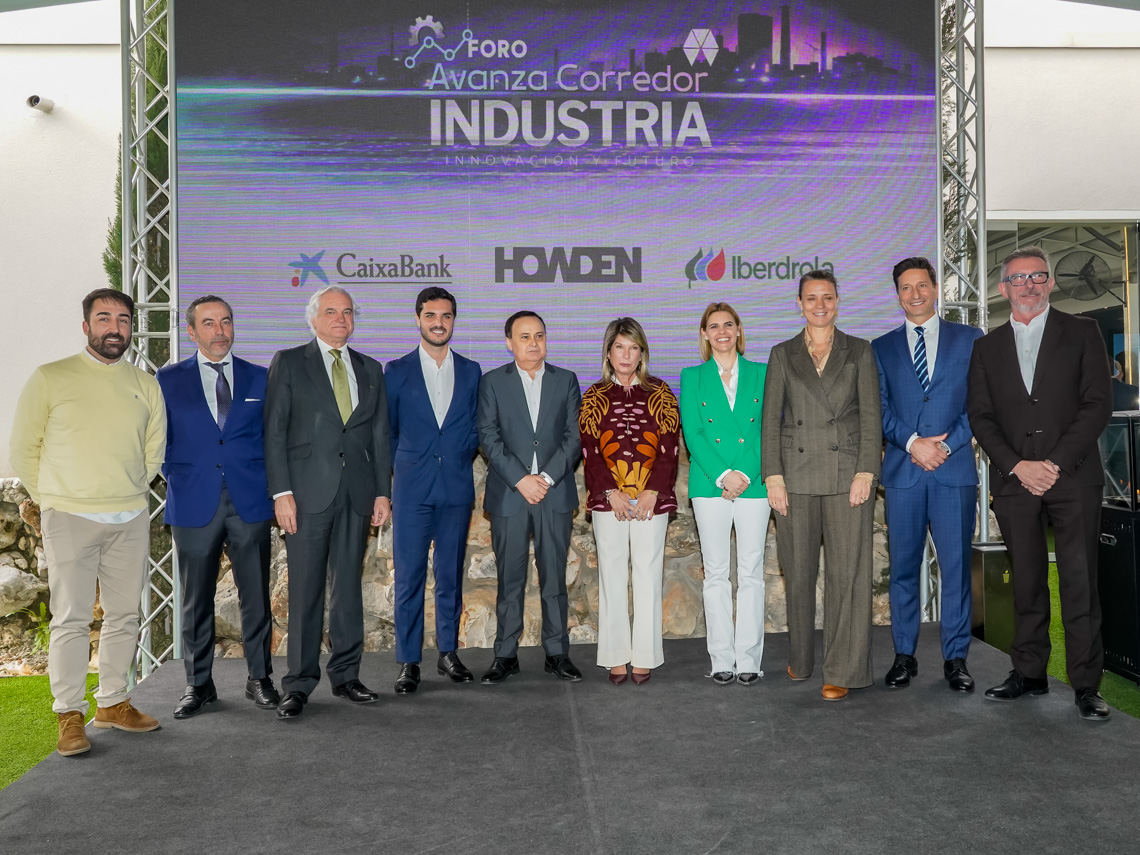 El alcalde, Alejandro Navarro, acompañado por el resto de representantes institucionales y empresariales durante el foro “Avanza Corredor Industria”, de AEDHE