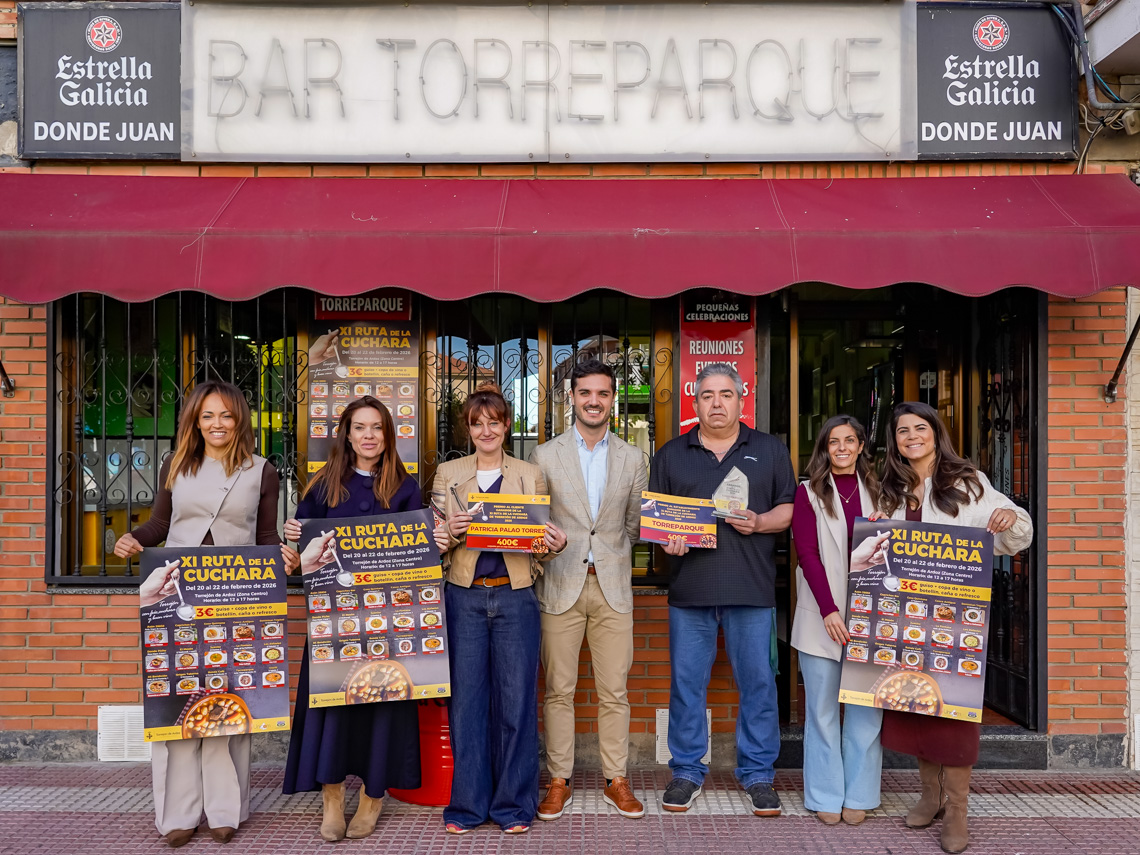 El alcalde, Alejandro Navarro Prieto, junto con la representante de la Asociación de Comerciantes de la Zona Centro y Ameta, Vanesa Calvo; la secretaria general de UNICEM, Carolina Santana; y las representantes de la Asociación EMMU, Tania Hernández y Celia Martín, con los ganadores de la XI Ruta de la Cuchara, Juan García y Patricia Palao 