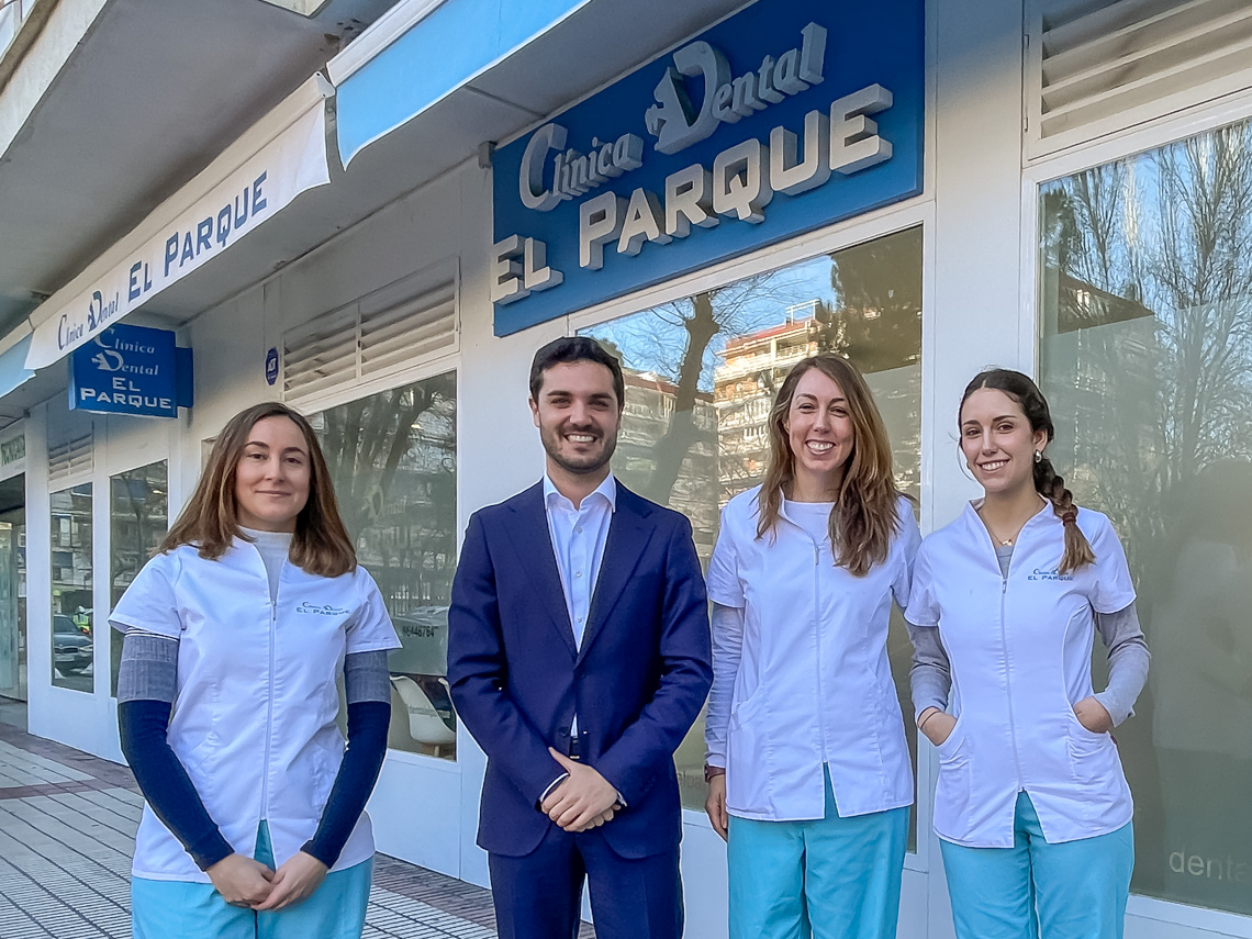 El alcalde, Alejandro Navarro, visitando Clínica Dental El Parque, junto a su gerente, Laura García y algunas de sus trabajadoras