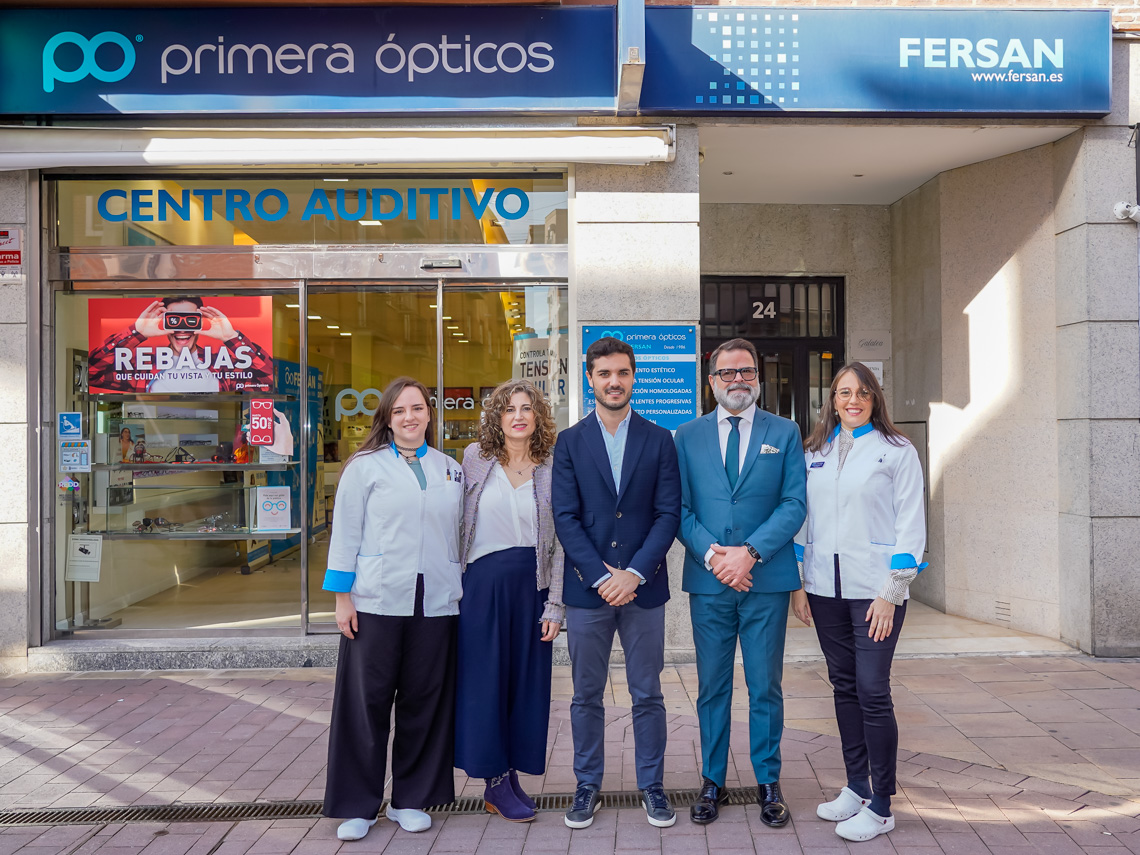 El alcalde, Alejandro Navarro, visitando el establecimiento de Primera Ópticos Fersan, situado en el número 6 de la calle Enmedio, junto a sus gerentes, Ángel Fernández y Maria Rosario Marcos, y algunas de sus trabajadoras