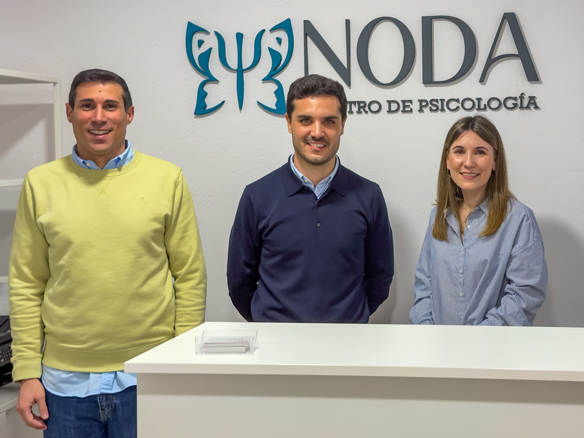 El alcalde, Alejandro Navarro, visitando NODA Centro de Psicología, con su gerente y directora, Noelia Rodríguez y su marido, David García 