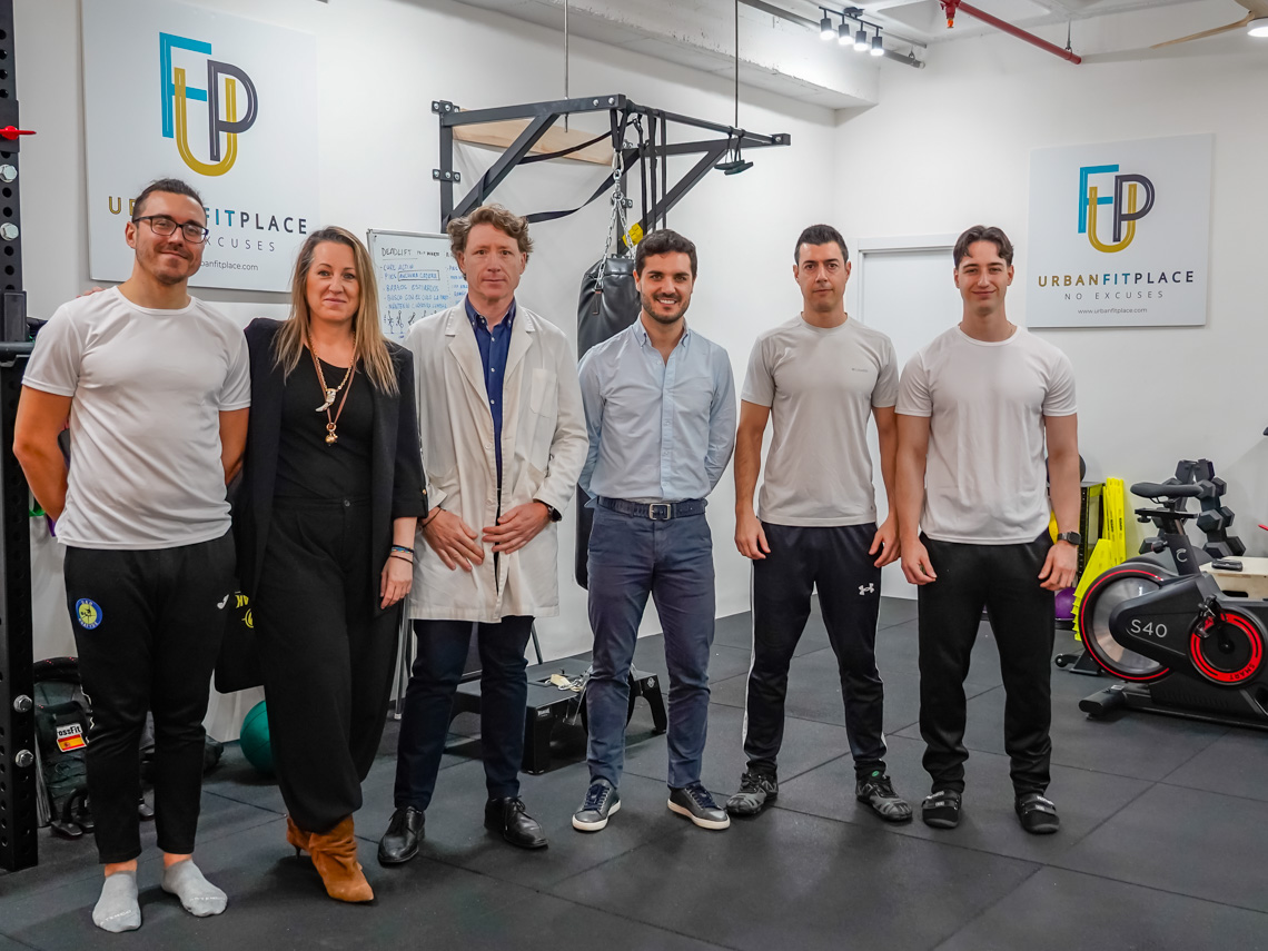 El alcalde, Alejandro Navarro, visitando UrbanFitPlace, junto a sus gerentes, Enrique Andradez y Pilar Bermejo; sus entrenadores personales, Jorge González y José García; y el médico especialista en obesidad, Carlos Álvarez