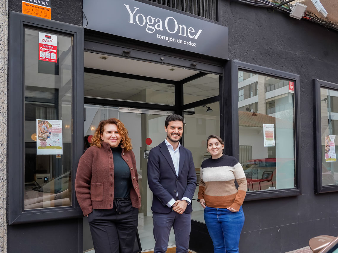 El alcalde, Alejandro Navarro Prieto, visitando YogaOne, junto a Alicia Alonso y Tania Berigüete 