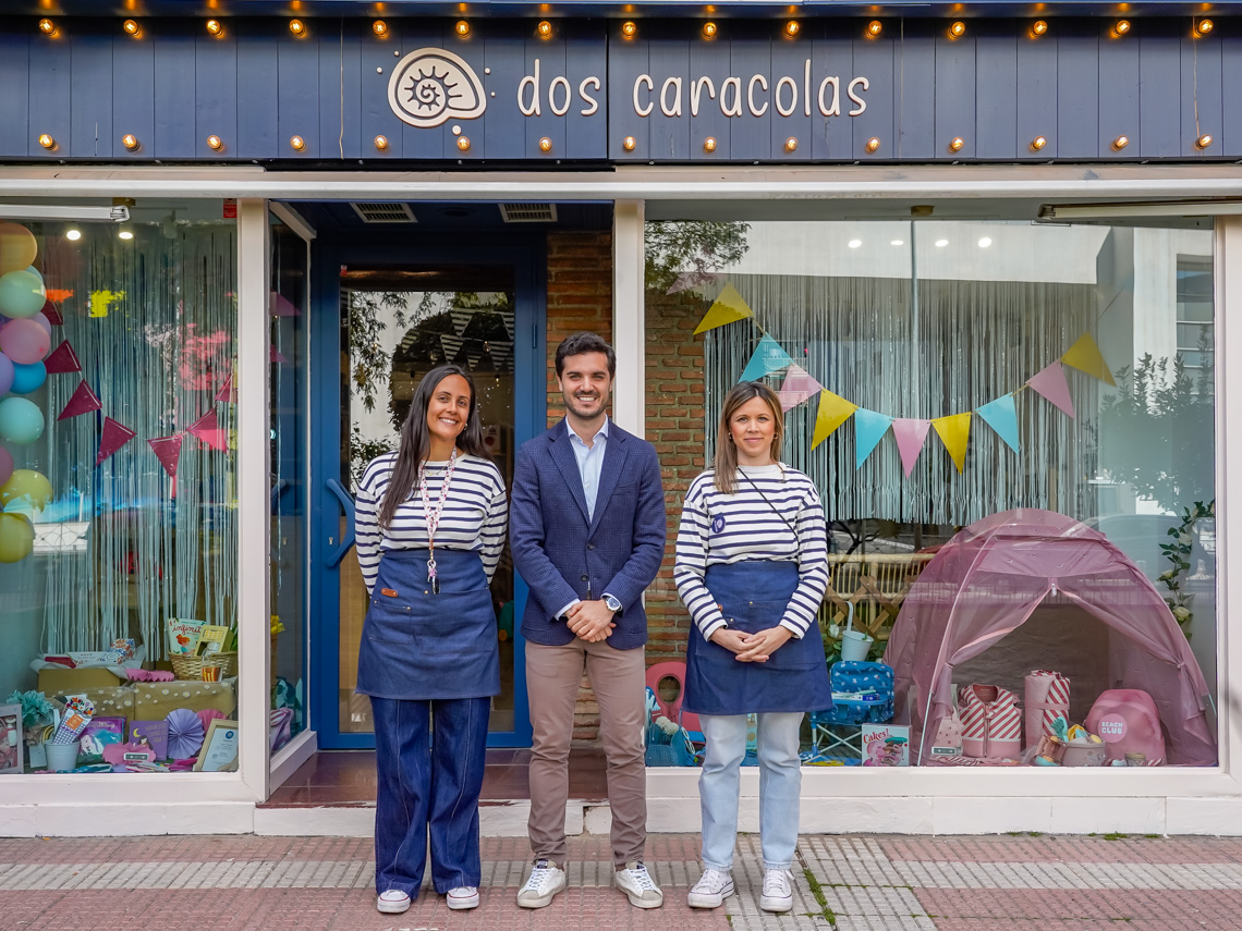 El alcalde, Alejandro Navarro Prieto, visitando dos caracolas, junto a sus gerentes, Sara Yáñez Agelán y Nuria Martínez Castel  