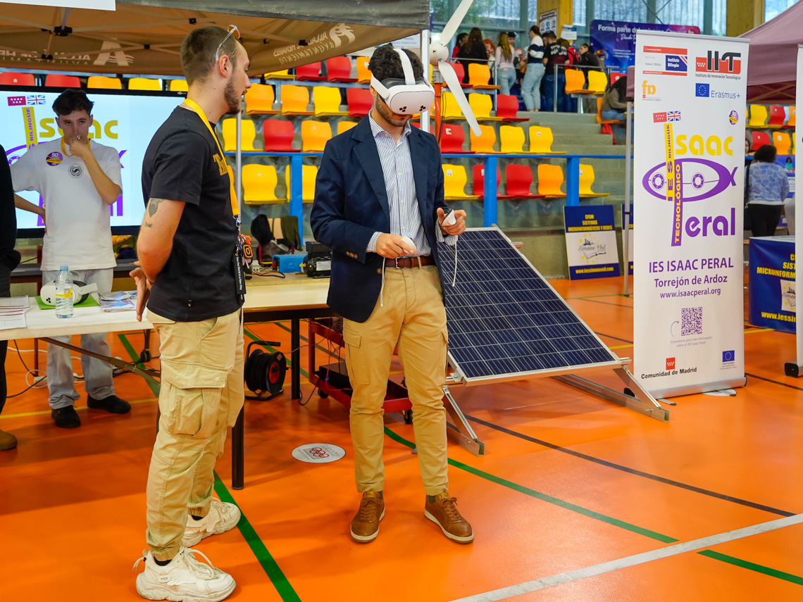 El alcalde, Alejandro Navarro Prieto, en el stand del IES Isaac Peral comprobando unas gafas de realidad virtual