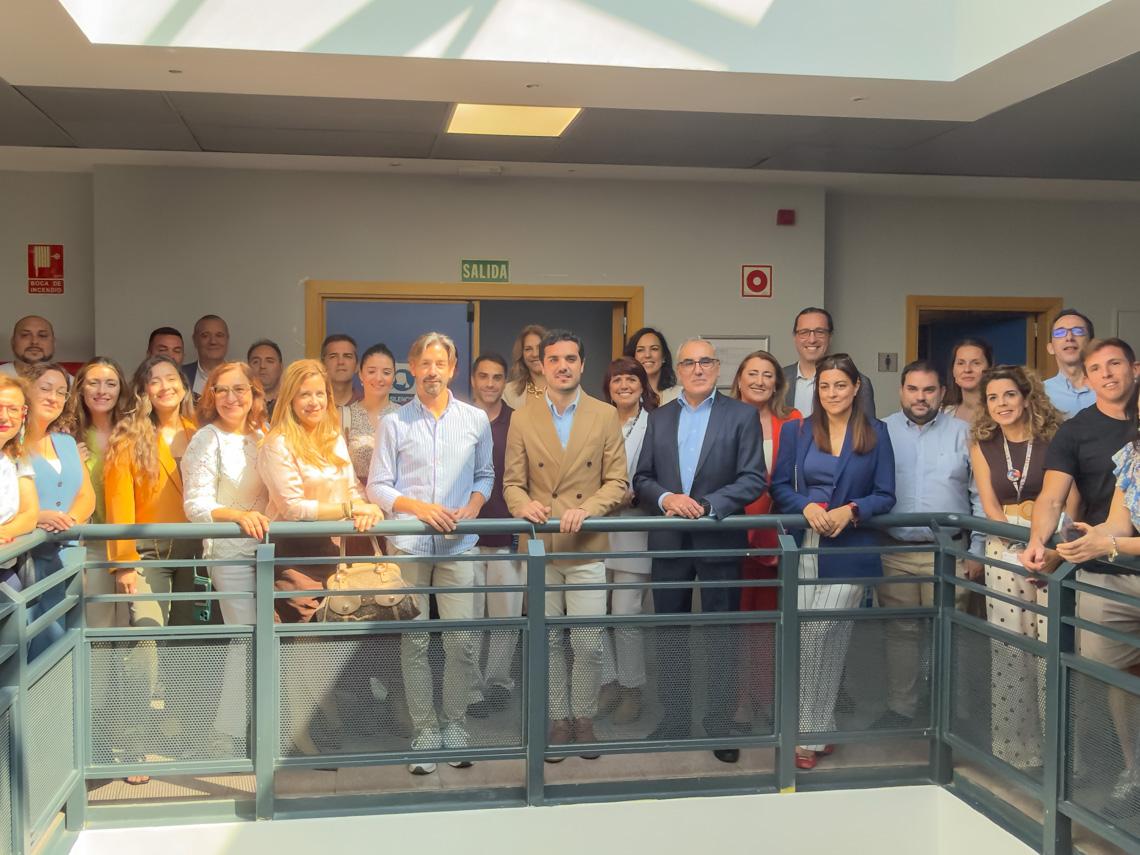 El alcalde, Alejandro Navarro Prieto, con todos los participantes en este nuevo encuentro de networking empresarial impulsado por la Asociación de Empresarios del Henares AEDHE