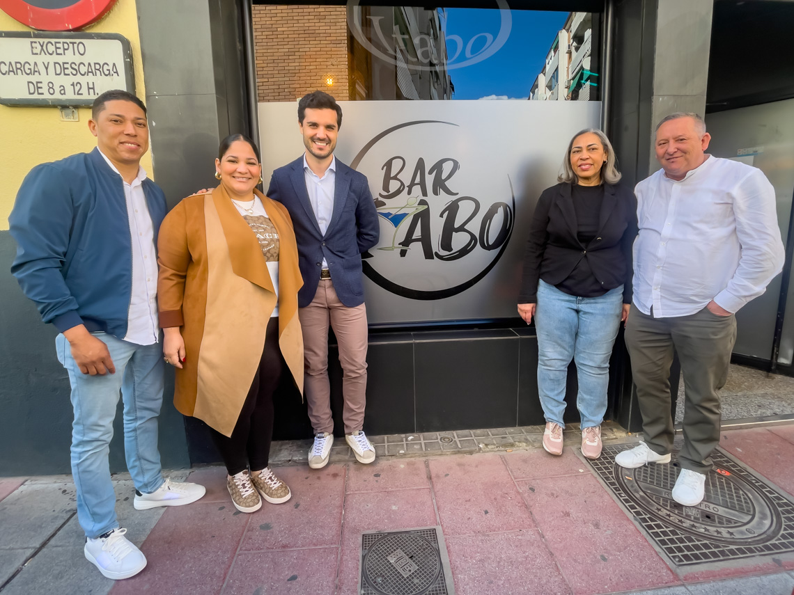 El alcalde, Alejandro Navarro Prieto, visitando Itabo junto a sus gerentes, Richard Rosario y Sención Santiago, la Community Manager, Denisse Peña y el administrador, Félix Cruz