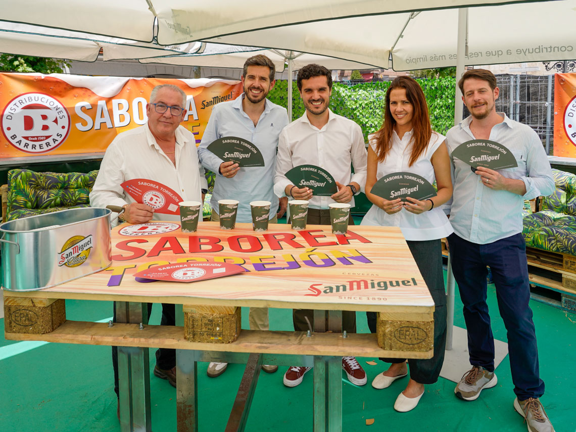 El alcalde, Alejandro Navarro Prieto, y la concejala de Igualdad y Festejos, María Eugenia Gil, con Luis Barreras, distribuidor local de San Miguel, Pablo López, jefe de ventas del Grupo Mahou- San Miguel y Eduardo Múñoz, también del Grupo Mahou- San Miguel 