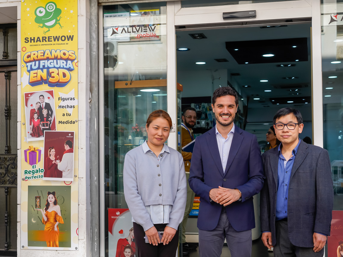 El alcalde, Alejandro Navarro Prieto, visitando Sharewow junto a sus gerentes, Jenny Xu y Luis Jiang
