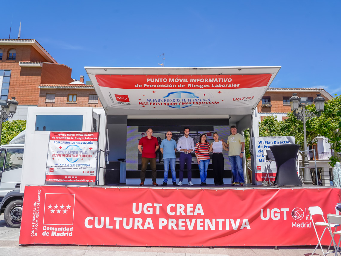 El alcalde, Alejandro Navarro Prieto, acompañado por Jesús La Roda, secretario general de la Unión Comarcal Este y otros representantes de la campaña, visitando el autobús de UGT-Madrid