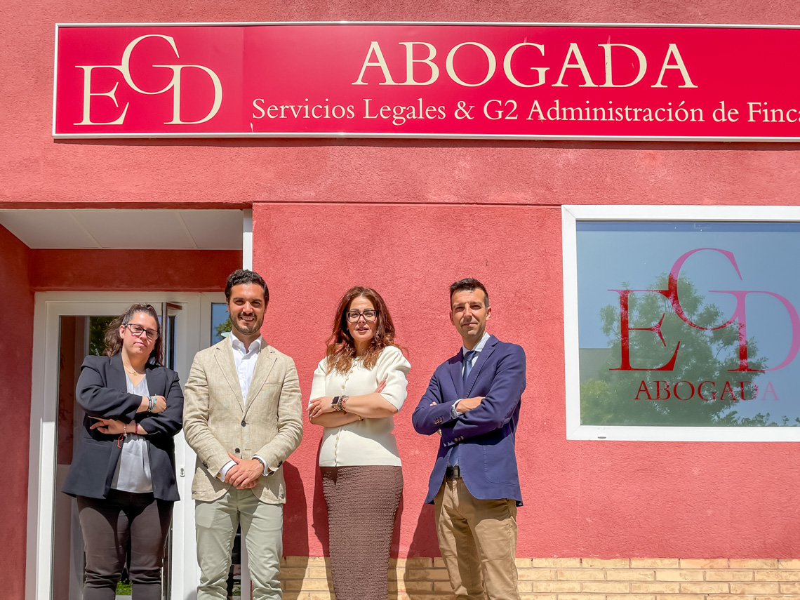 El alcalde, Alejandro Navarro Prieto, visitando EGD Abogada, junto a su socia y fundadora, Elisa De la Granja Díaz; y los abogados, Iván Canabal Porres y Beatriz Márquez 