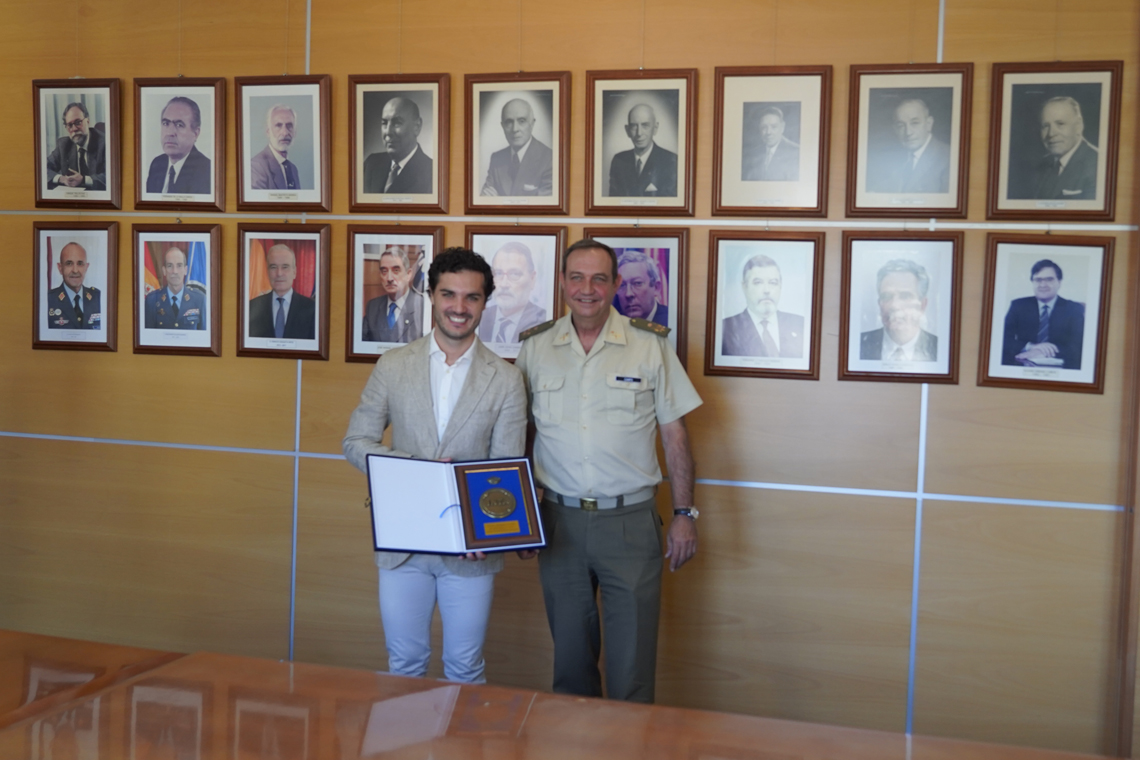 El alcalde, Alejandro Navarro Prieto, y el director general del INTA, el teniente general del Ejército de Tierra, Enrique Campo Loarte, posan con la placa conmemorativa entregada al regidor en reconocimiento al apoyo institucional prestado al INTA
