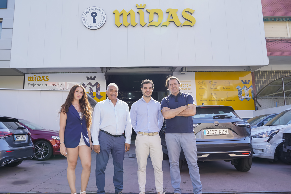 El alcalde, Alejandro Navarro Prieto, visitando Midas, junto a su gerente, José Manuel Ranz, y dos de los trabajadores del centro 