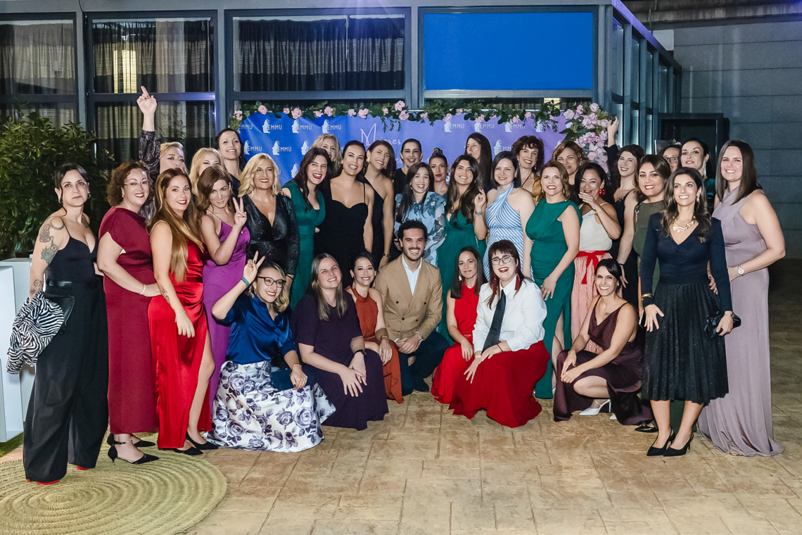 El alcalde, Alejandro Navarro, junto a las integrantes de EMMU
