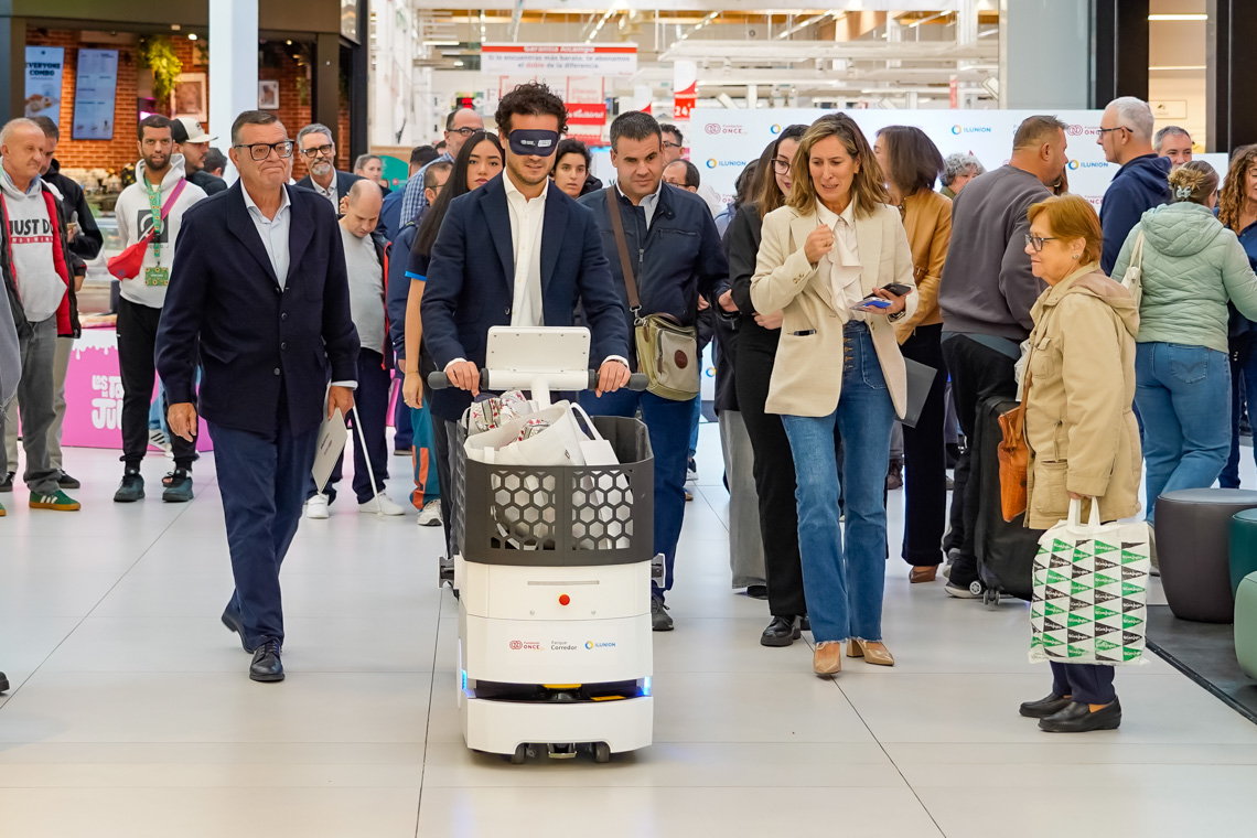 El alcalde, Alejandro Navarro Prieto, probando el funcionamiento de AccessRobots
