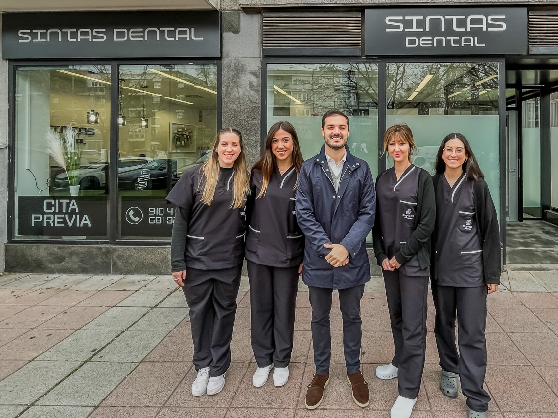 El alcalde, Alejandro Navarro Prieto, visitando Sintas Dental, junto a su gerente, Ainhoa Sintas y otras trabajadoras de la clínica 
